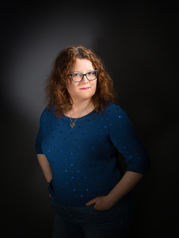 Portrait de l'autrice debout, de face